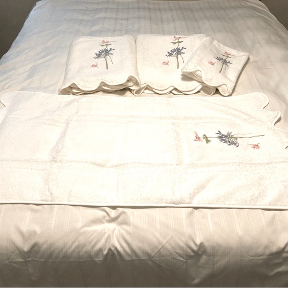 Yves Delores Paris Towel Set White w/Embroidered Floral Pattern Scalloped Edges - Picture 2 of 6